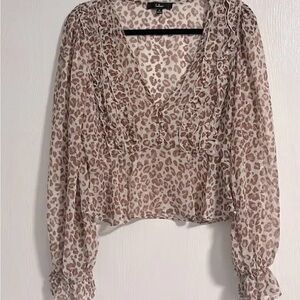 Lulu’s leopard print blouse-new w/tags -size S